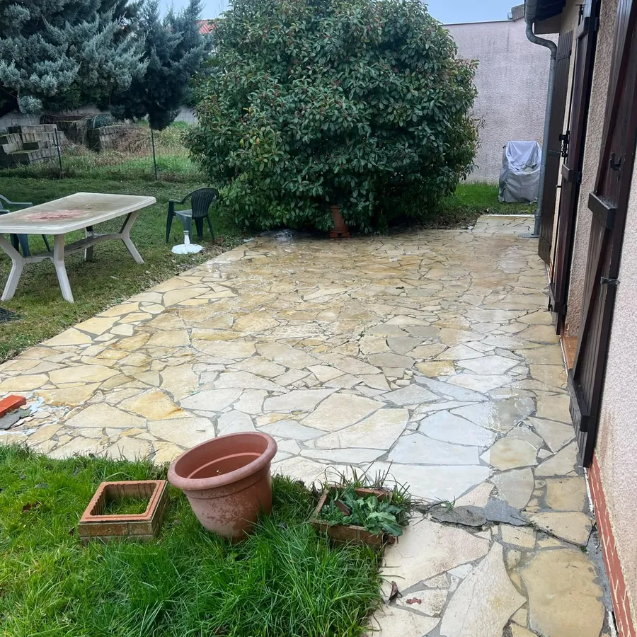 Nettoyage de terrasse — avant intervention